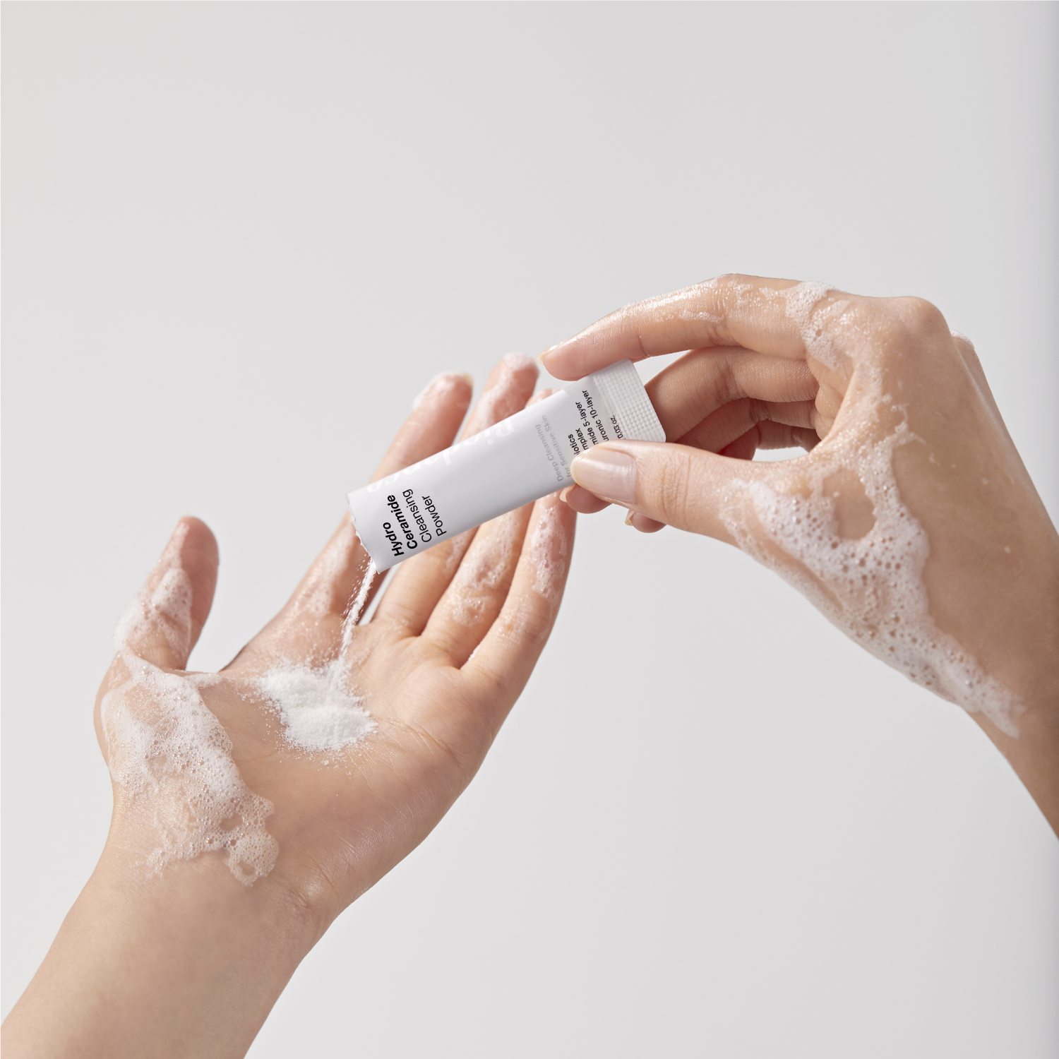 Biodance Hydro Ceramide Cleansing Powder packets, 30-piece set of powder cleansers with hydrating ceramides for gentle skin cleansing.