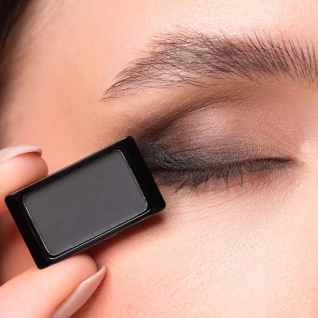 ARTDECO eyeshadow matte in neutral shade, close-up of smooth, pigmented eyeshadow pan for natural eye makeup looks.