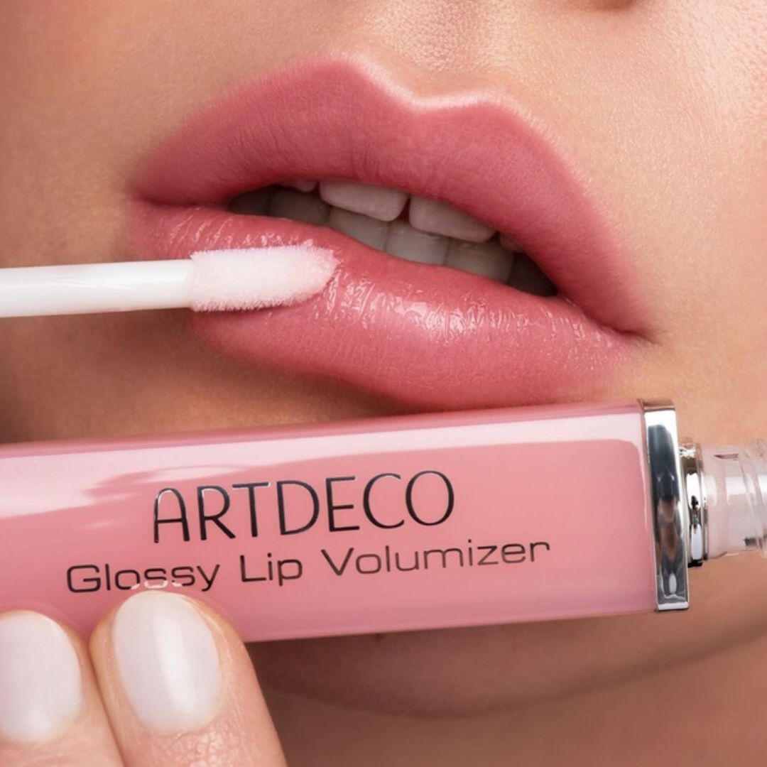 ARTDECO Glossy Lip Volumizer lip plumper with shiny, smooth finish and natural-looking volume on model's lips.