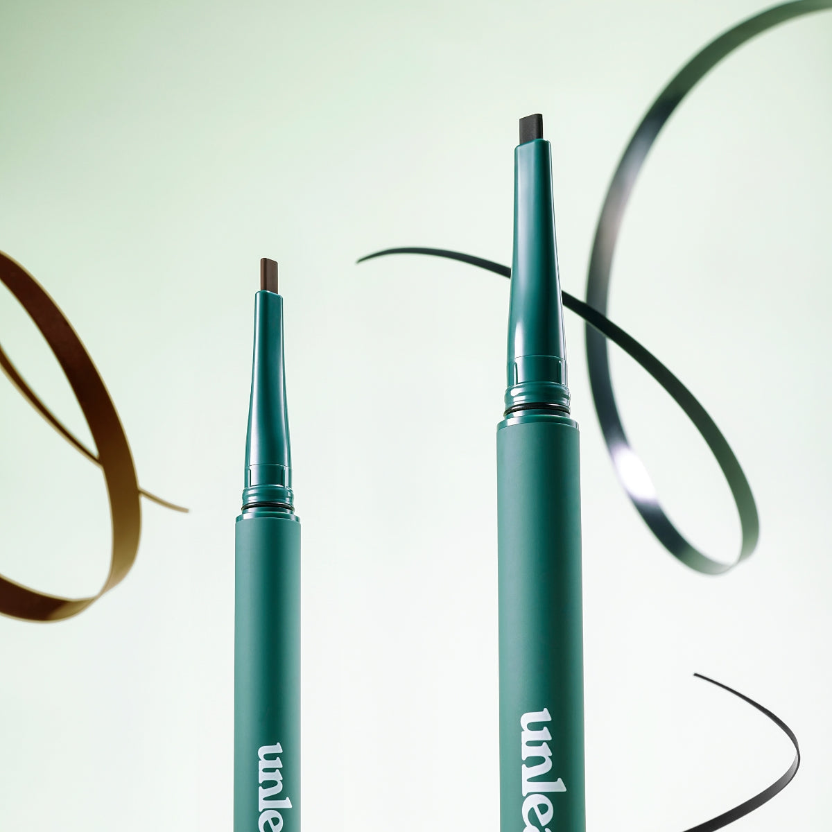Unleashia Easy Glide Flat Liquid Eyeliner applicator with precise tip for smooth, defined eye lines.