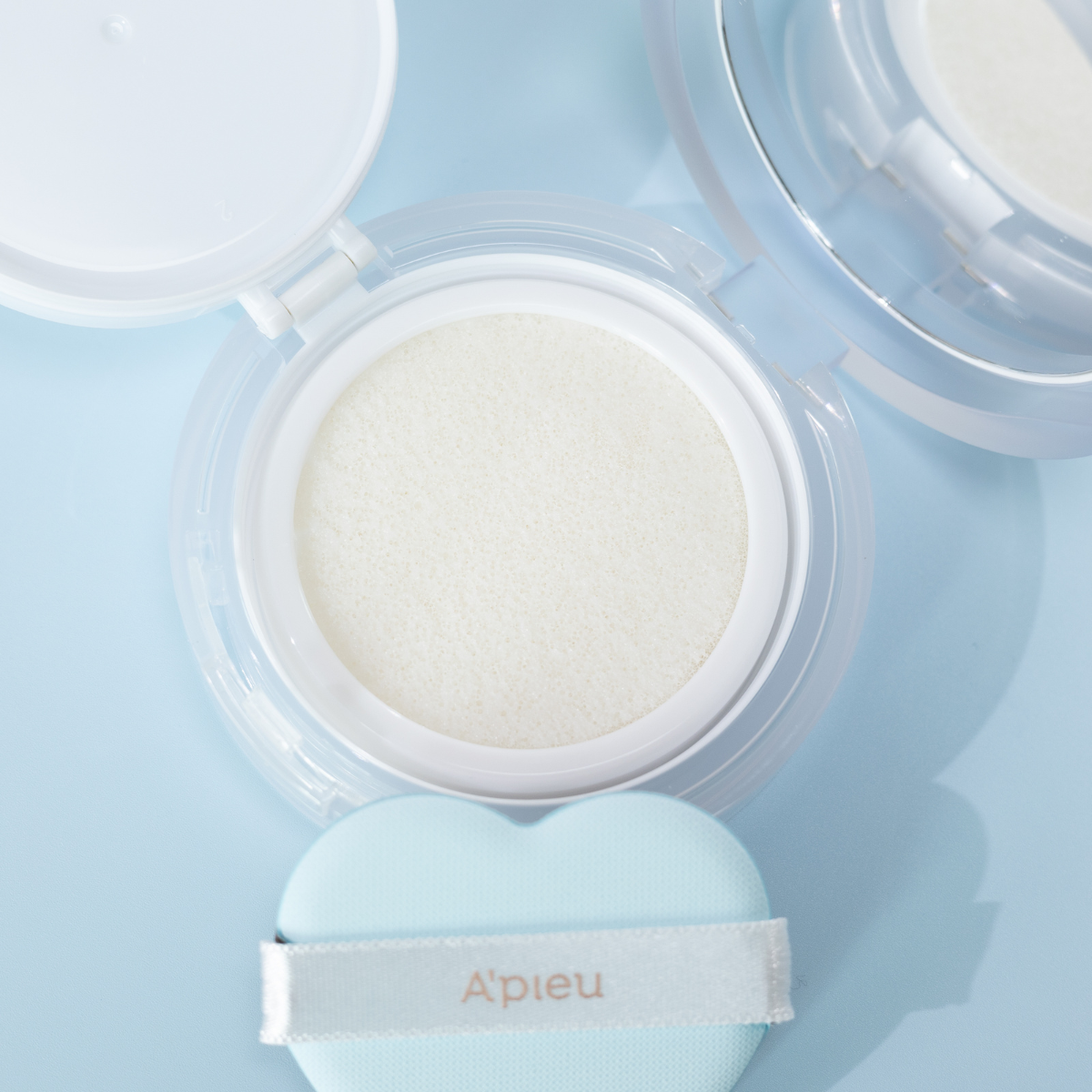A'pieu Waterlock Finisher setting powder in a compact, with a smooth, translucent surface ready for makeup finishing.