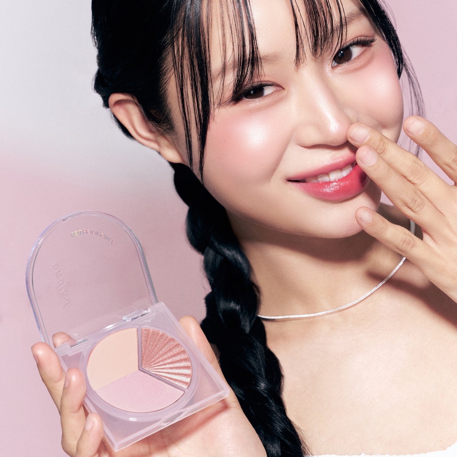 Peripera V Highlighter displaying a sleek highlighter pen with a vibrant, shimmery finish for glowing skin.