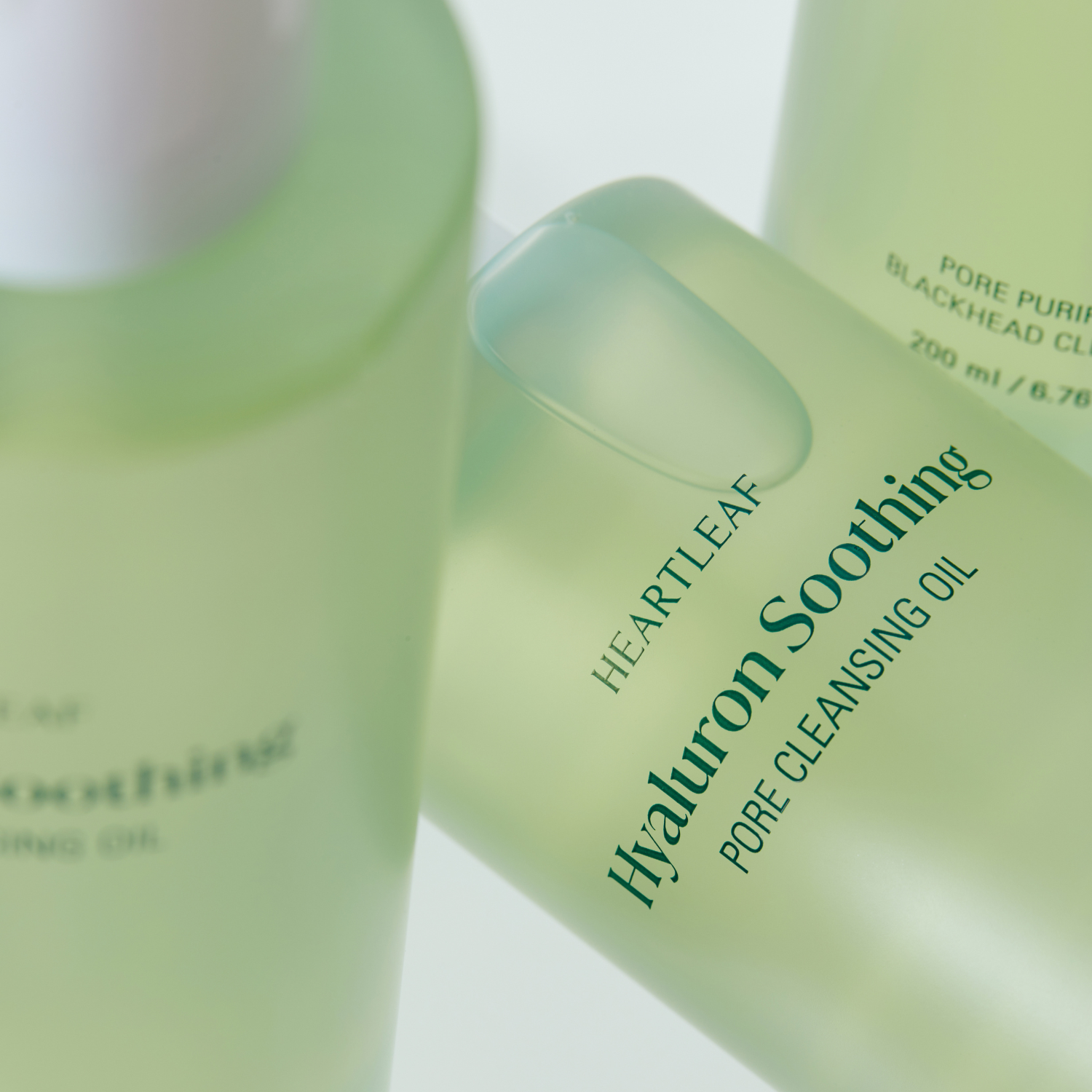Goodal Houttuynia Cordata Hyaluron soothing pore cleansing oil in a 200ml bottle, with pump dispenser and clear labeling.