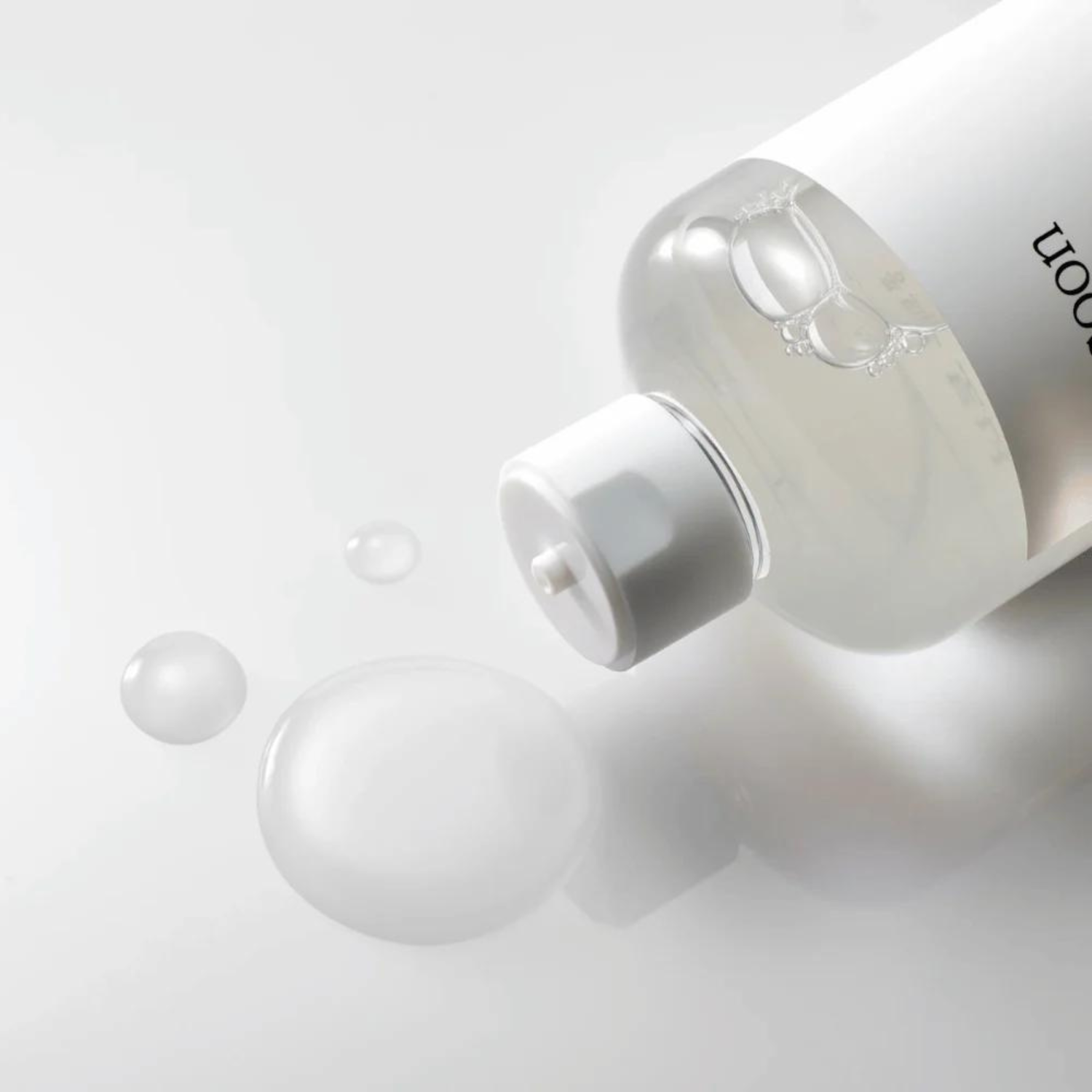 Mixsoon Bean Toner 100ml bottle, clear liquid toner with a white cap, designed for skincare and facial cleansing.