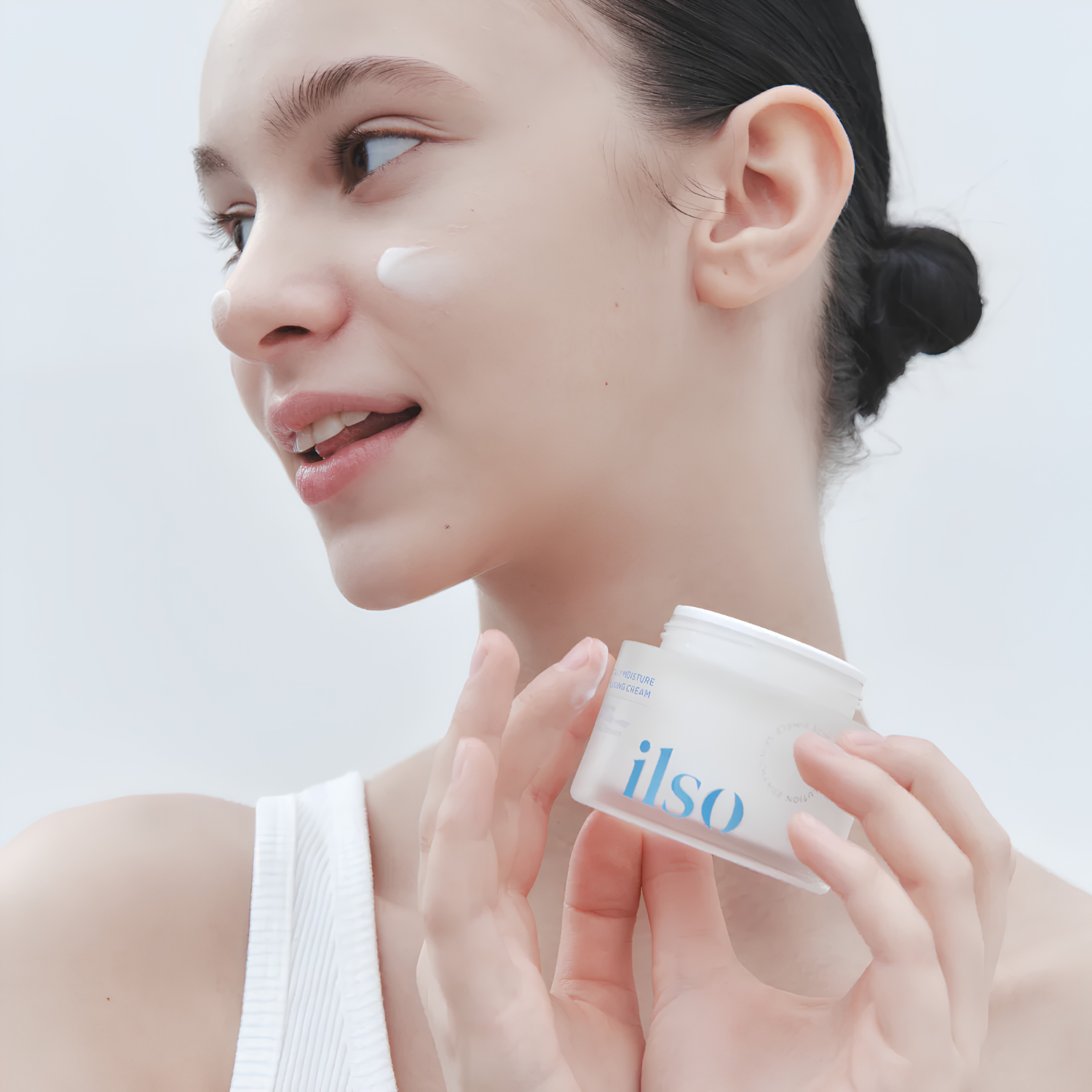ILSO Daily Moisture Pudding Cream 50ml face moisturizer jar with a white lid and soft, hydrating cream inside.