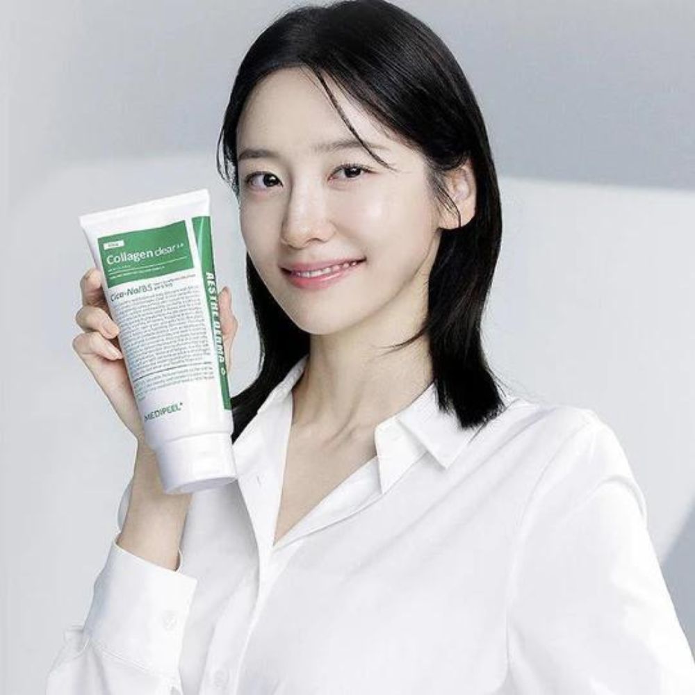 MEDIPEEL+ Green Cica Collagen Clear 2.0 gel and foam cleanser, 300mL, featuring a green gel texture and foaming action.