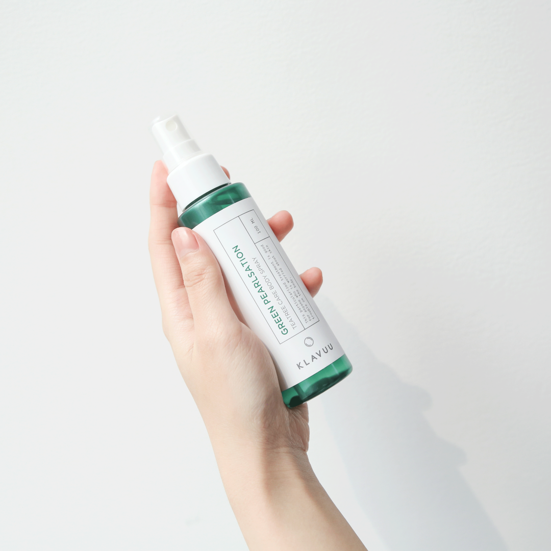 Klavuu Pearlsation Teatree Care Body Spray 100ml bottle with green and white design, showcasing the product label and spray nozzle.