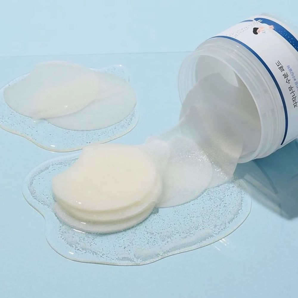 Round Lab Birch Juice Moisturizing Toner Pad 80pcs, showing the soft, textured pads in a clear container.
