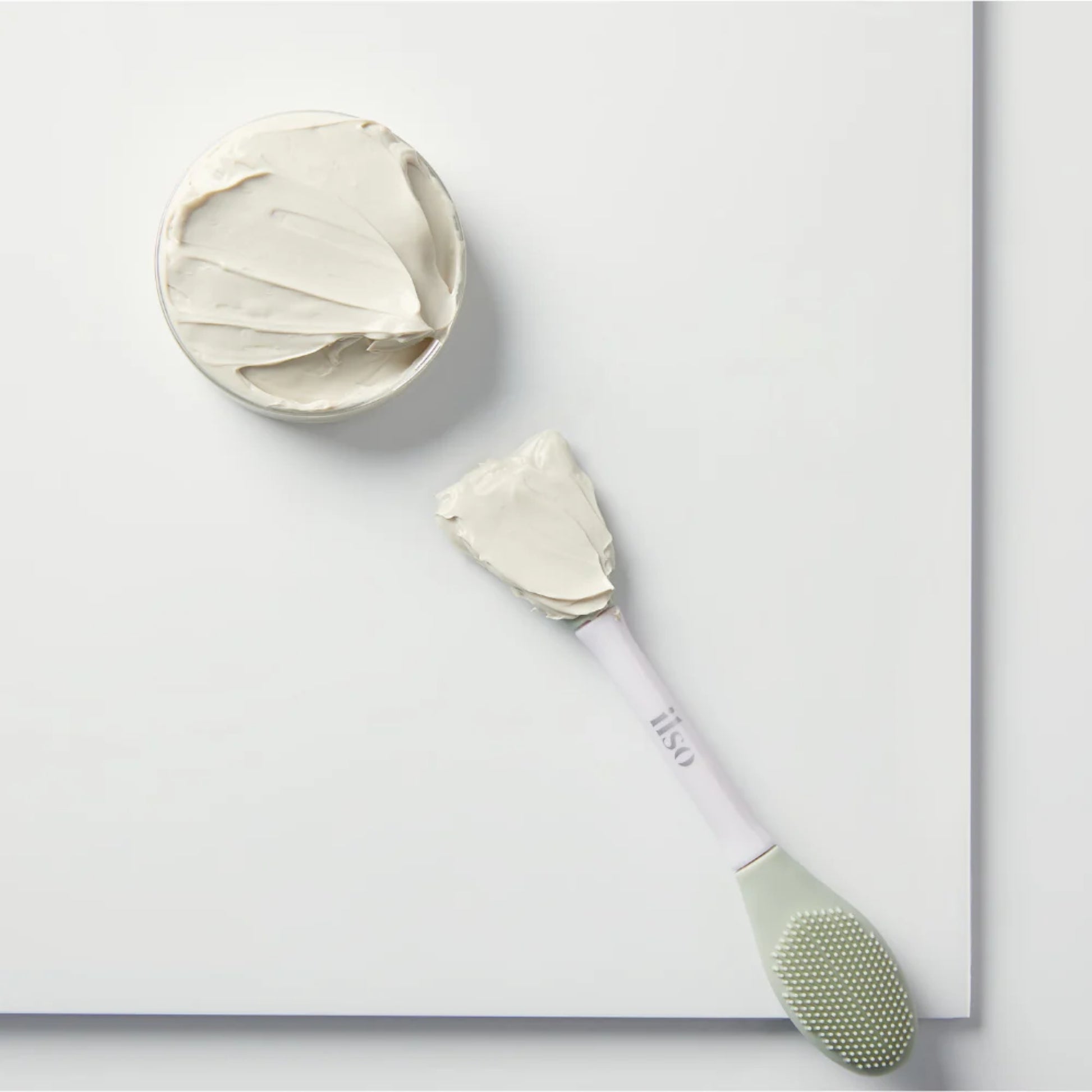 ILSO Dual Clean Brush for beauty tools, featuring dual brush heads for gentle skin cleansing and exfoliation.