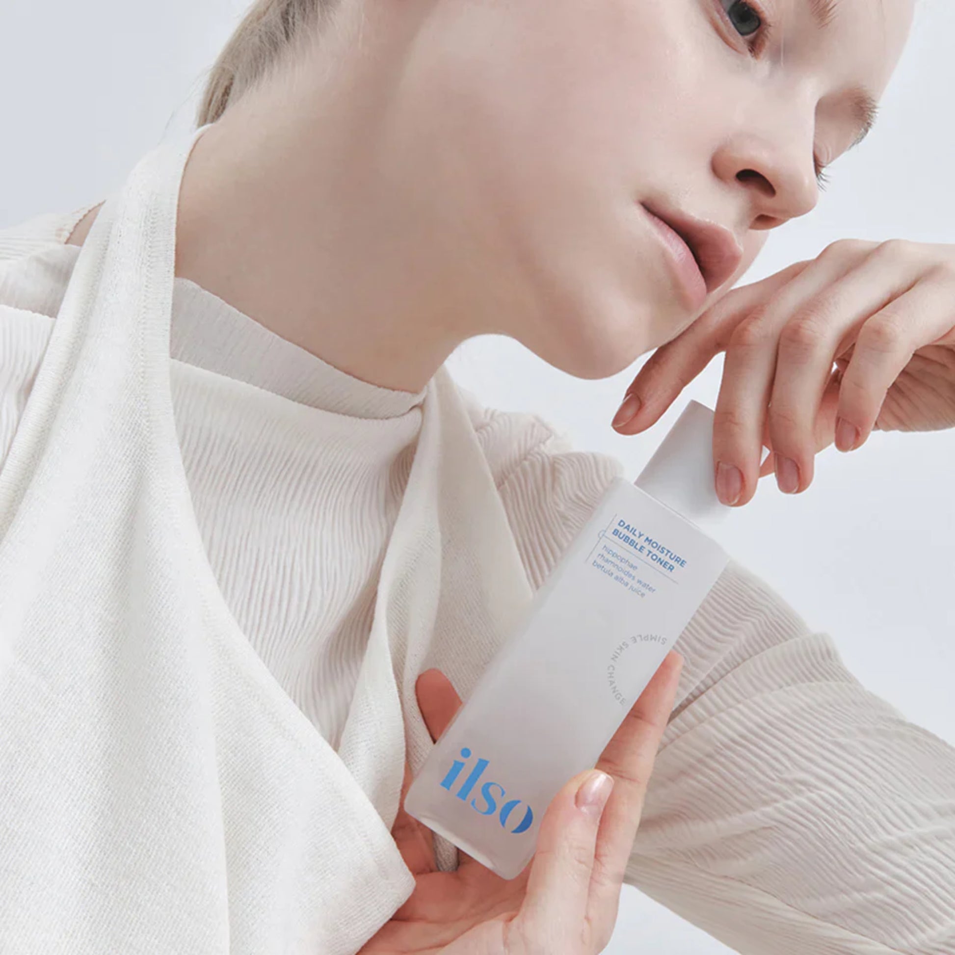 ILSO Daily Moisture Bubble Toner 150ml bottle with clear liquid and minimalist label, designed for hydrating skincare.