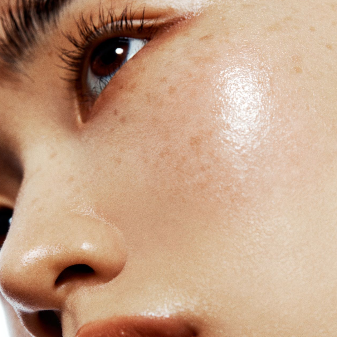 Unleashia Butter Glow Stick Herb Sugar highlighter applying a luminous glow on skin with a creamy texture and natural finish.