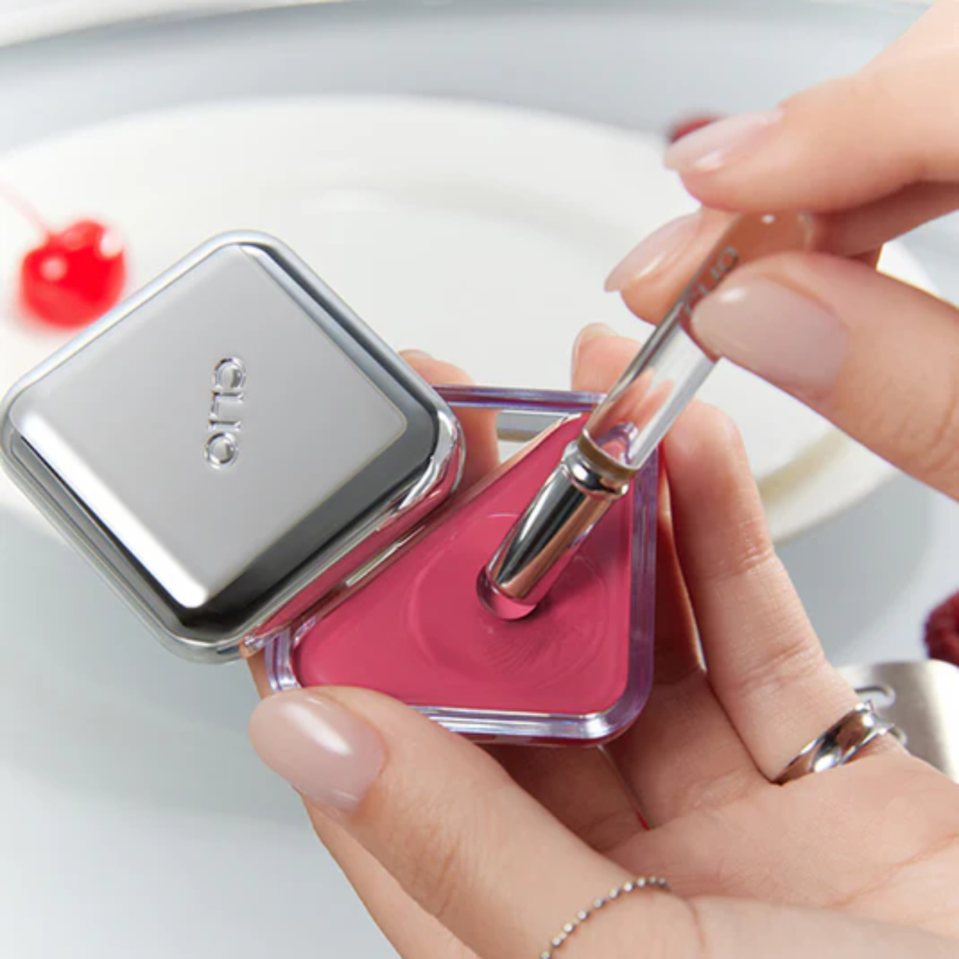 Clio Baby Taptap Lip Brush with lip and cheek tap applicator, makeup brush designed for precise lip and cheek makeup application.