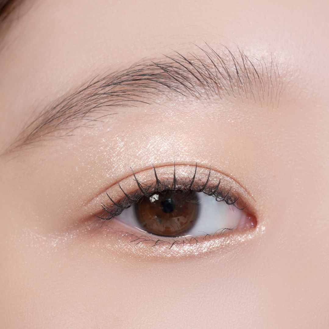 Close-up of Clio Pro Single Shadow 23FW eyeshadow applied on eyelid, showcasing rich color and smooth texture.