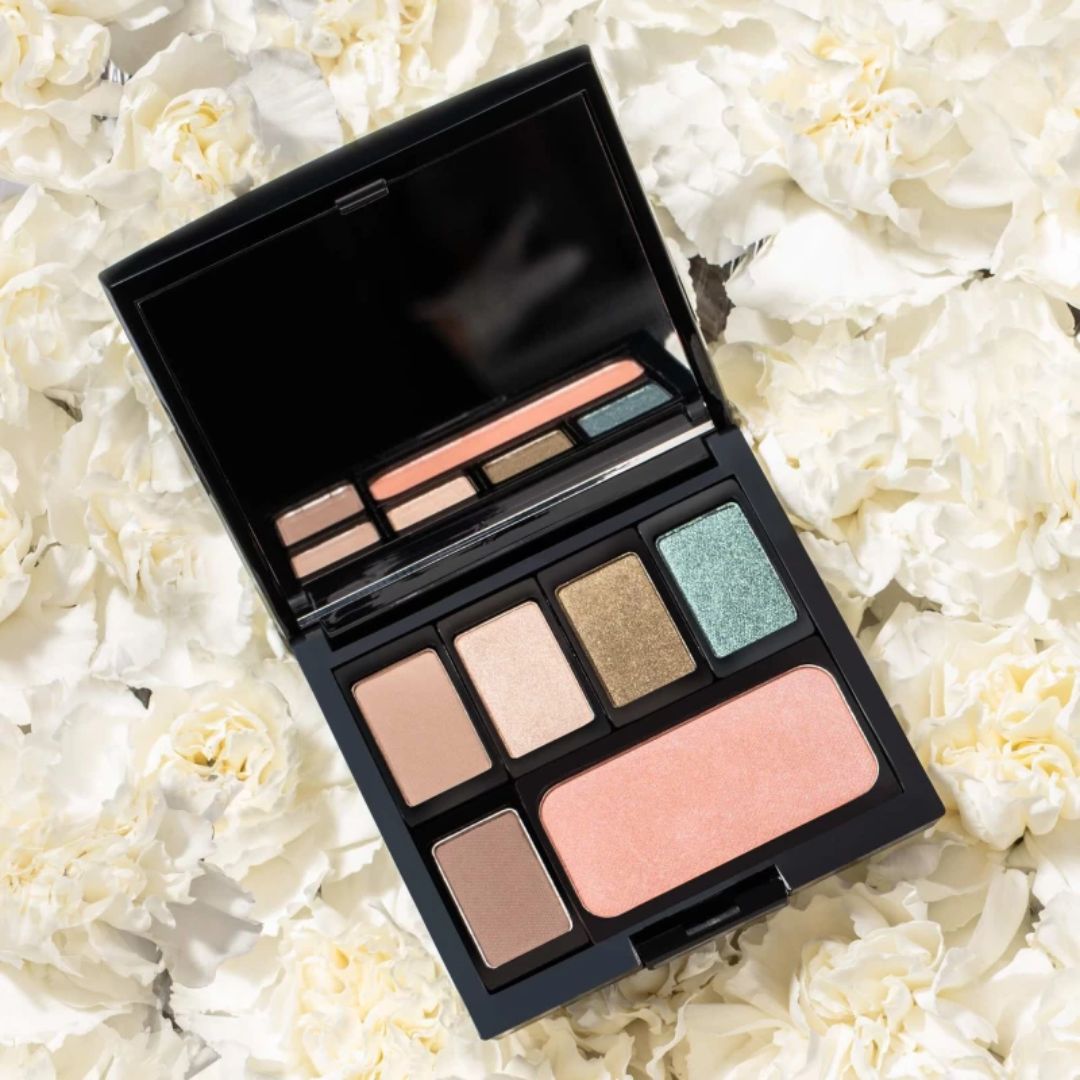 ARTDECO Beauty Box Quadrat makeup tools, featuring a compact eyeshadow palette with multiple shades and applicator brushes.