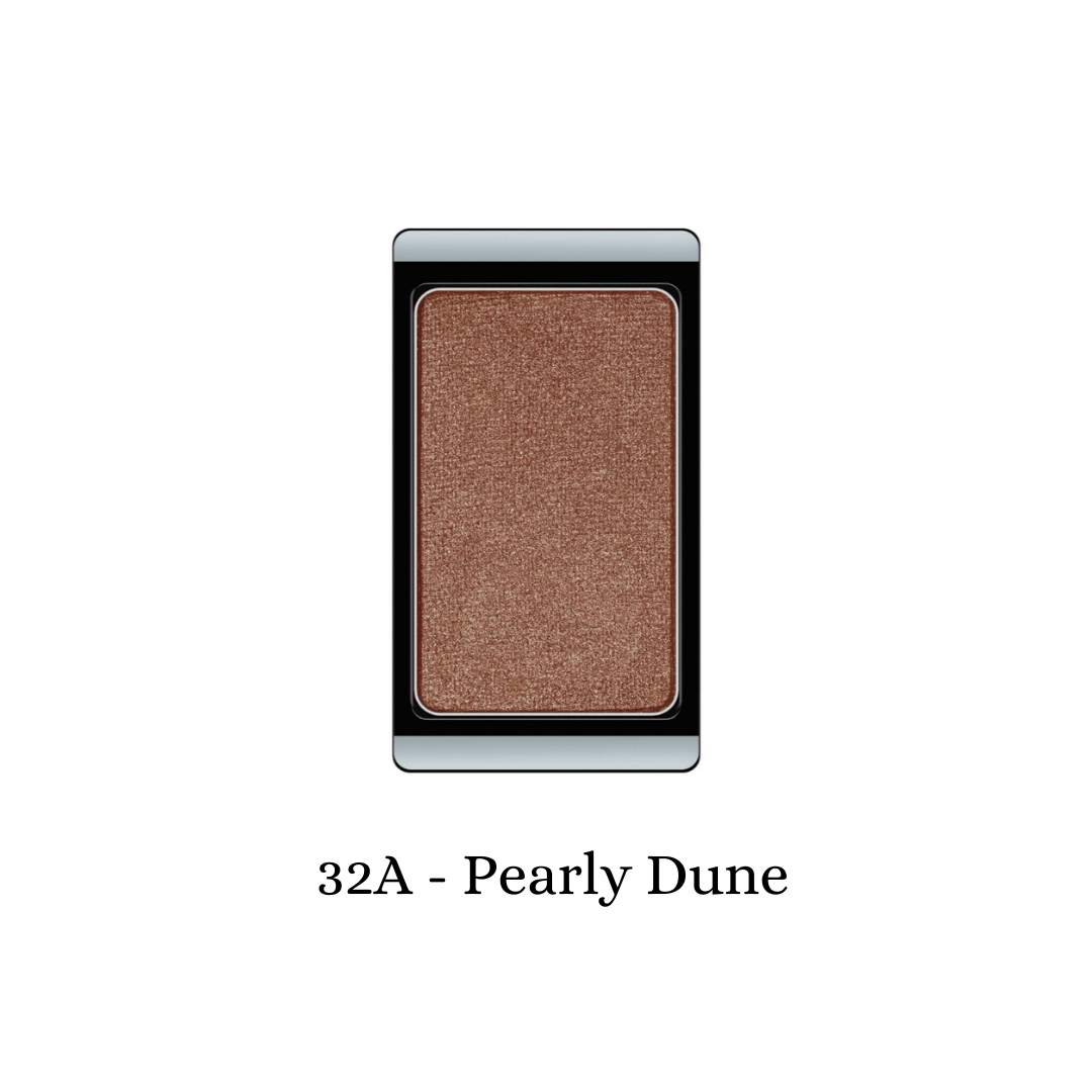 ARTDECO eyeshadow pearl in a shimmering pearly dune shade, showcasing the smooth, reflective surface of the eyeshadow compact.
