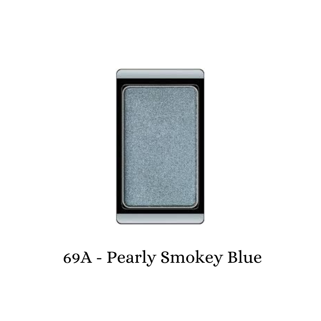 ARTDECO eyeshadow pearl in pearly smokey blue with shimmering finish, showcasing soft, blended eyeshadow on the palette.