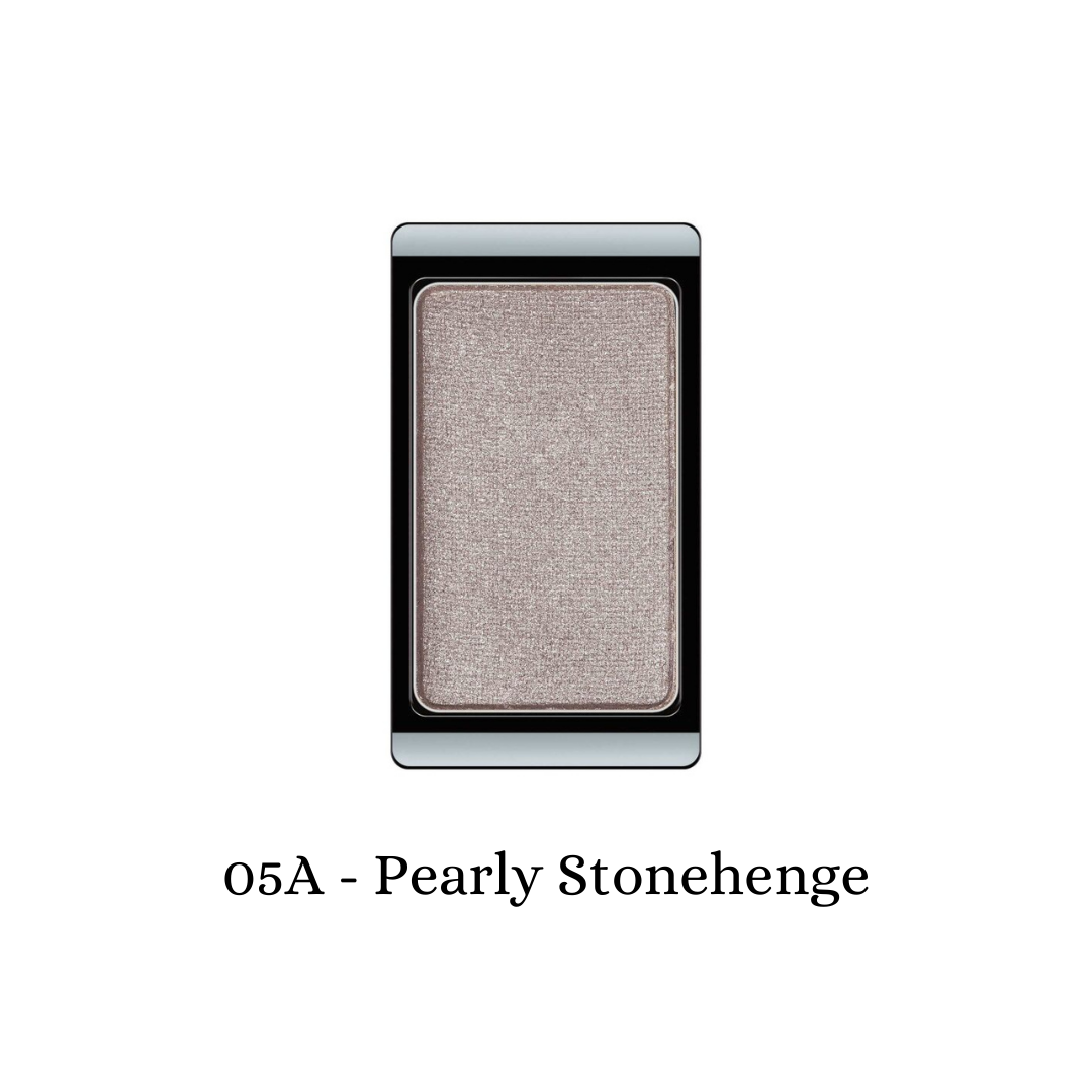 ARTDECO eyeshadow pearl in a pearly, shimmery shade with a smooth texture, showcasing a close-up of the eyeshadow surface.