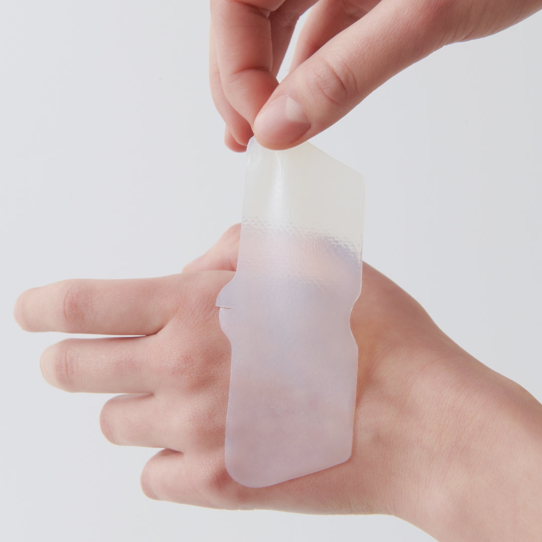 Set of ILSO Natural Mild Clear Nose Patches with discreet, transparent adhesive for gentle pore cleansing and blackhead removal.