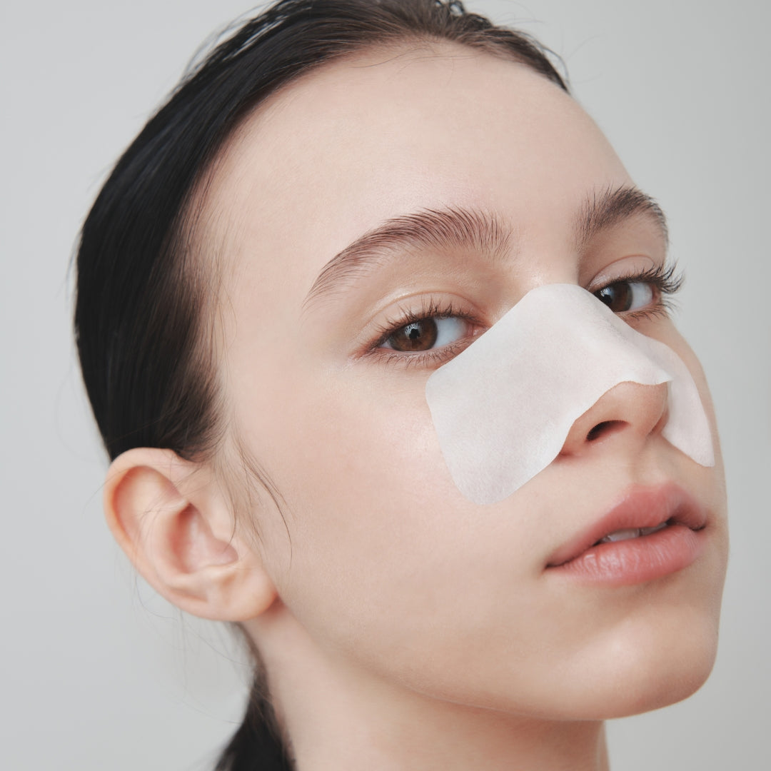 ILSO Natural Mild Clear Nose Patch on nose, skin-friendly spot patch for pore cleansing and oil control.
