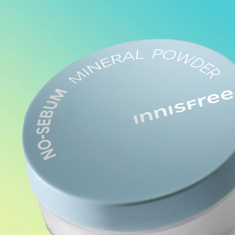 Innisfree No Sebum Mineral Powder 5g setting powder in a compact container with a clear lid, designed for matte finish and oil control.