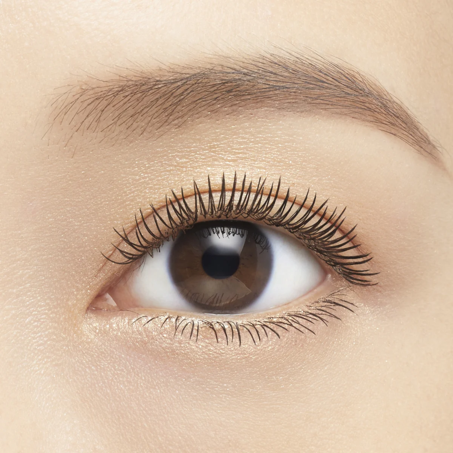 Kiss Me Heroine Make Volume & Curl Mascara Advanced Film in black with volumizing and curling brush, applying mascara to lashes.
