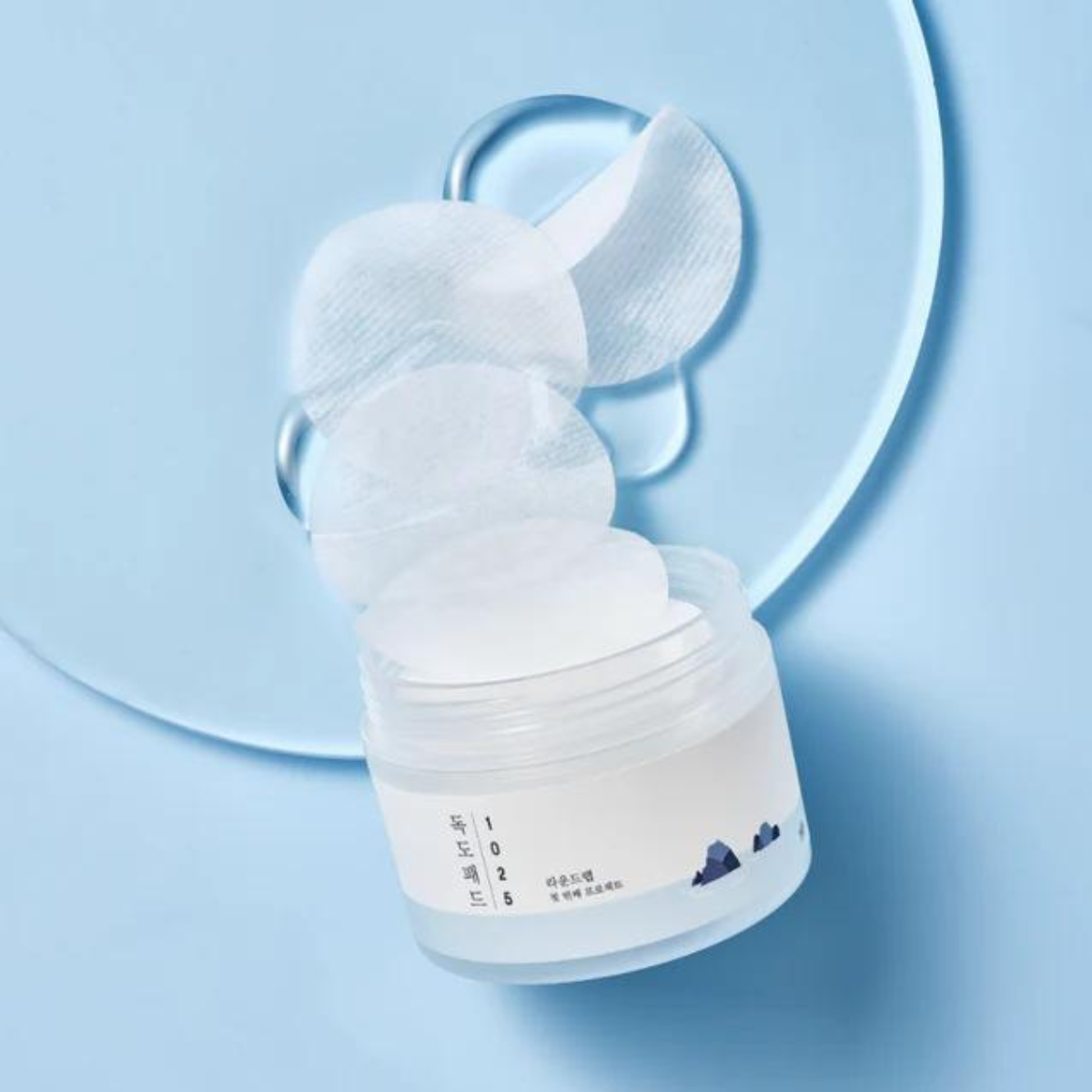 Round Lab 1025 Peeling Pad toner pads in a box, showing 70pcs of square exfoliating pads for skin renewal and gentle peeling.