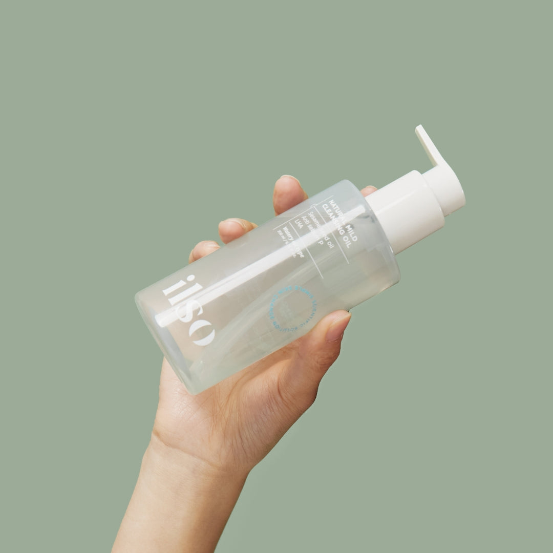 Bottle of ILSO Natural Mild Cleansing Oil 200ml for gentle skincare, shown with a clear, sleek pump dispenser and minimalist design.
