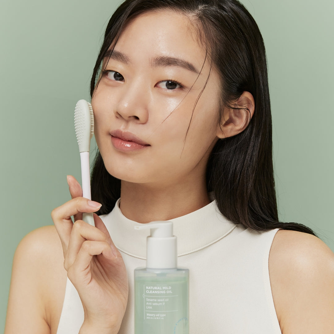 Bottle of ILSO Natural Mild Cleansing Oil 200ml from the Oil & Balm Cleansers range, shown with a clear label and pump dispenser.