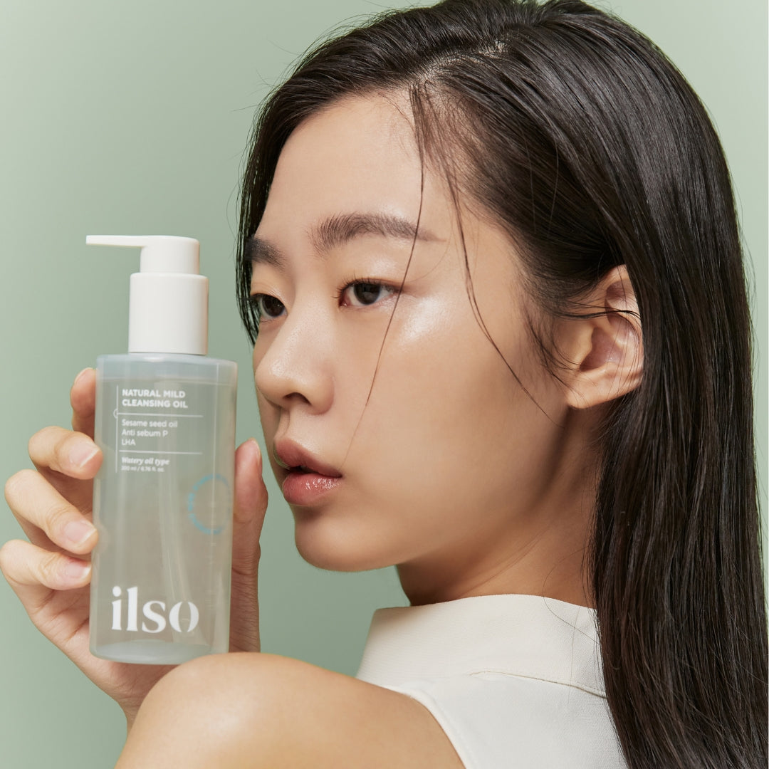 ILSO Natural Mild Cleansing Oil 200ml bottle with pump dispenser, showcasing a clear, lightweight cleansing oil for gentle skin cleansing.