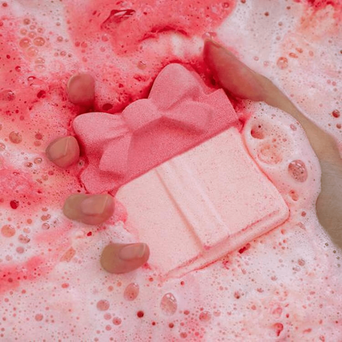 ROUND A’ROUND Joyful Bubble Bath Bomb [Raspberry Gift] 110g | La Cosmetique