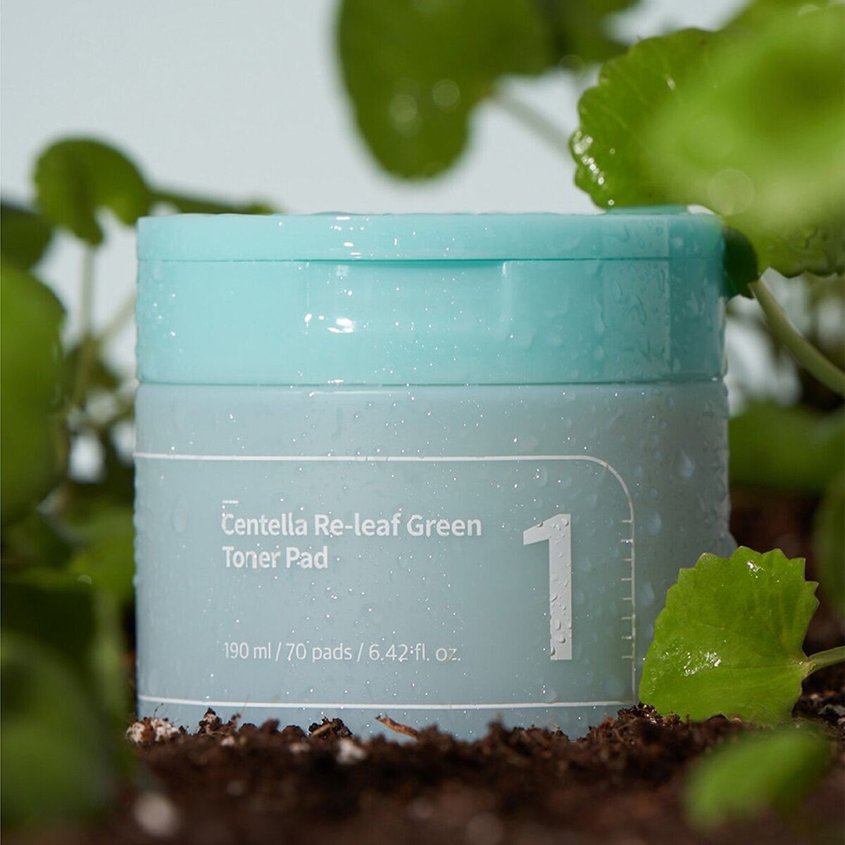 Numbuzin No. 1 Centella Re-Leaf Green Toner Pad 70pcs, showing individual green toner pads in a container for skincare.