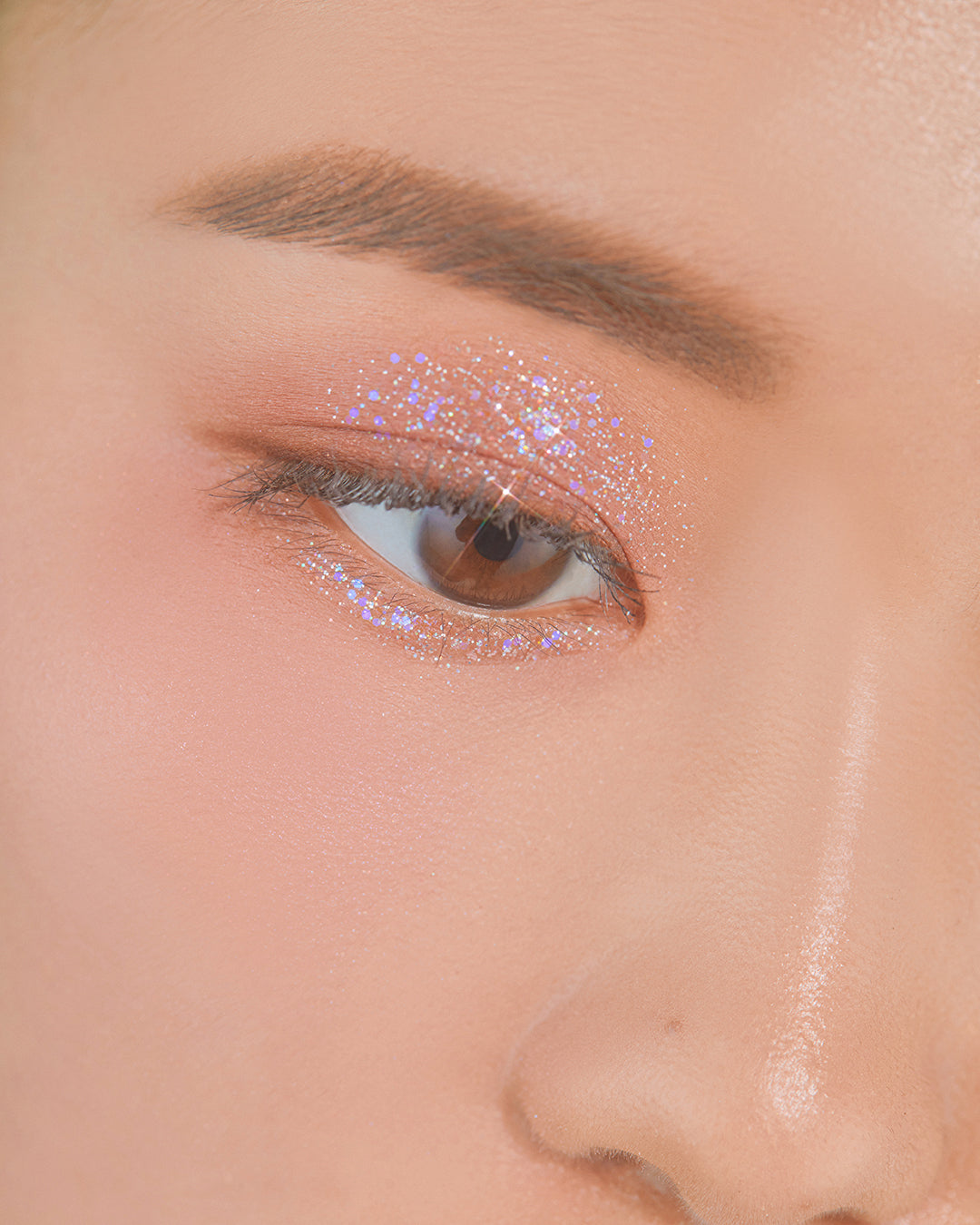 Unleashia Get Loose Glitter Gel eyeshadow in shade No. 7 Happy Baker with shimmering gold glitter in a 4g jar.