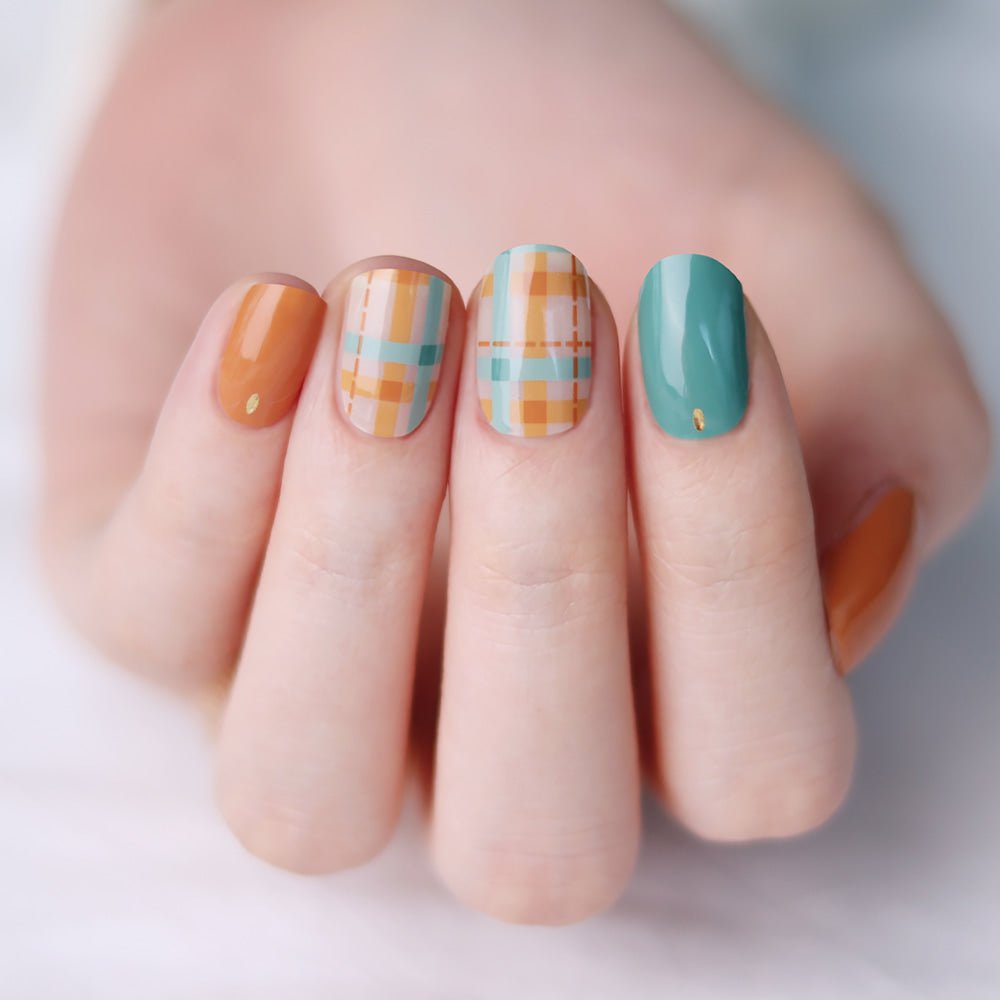 Glossy Blossom Gel Nail Strips - Check of Check | La Cosmetique
